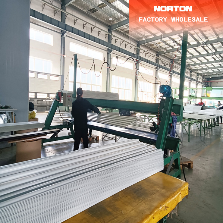La instalación de las puertas de Norton Roll Up es muy aerodinámica y sin esfuerzo.