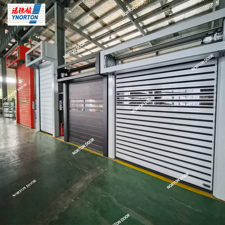 La puerta enrollable rápida se abre y cierra automáticamente para mayor comodidad.