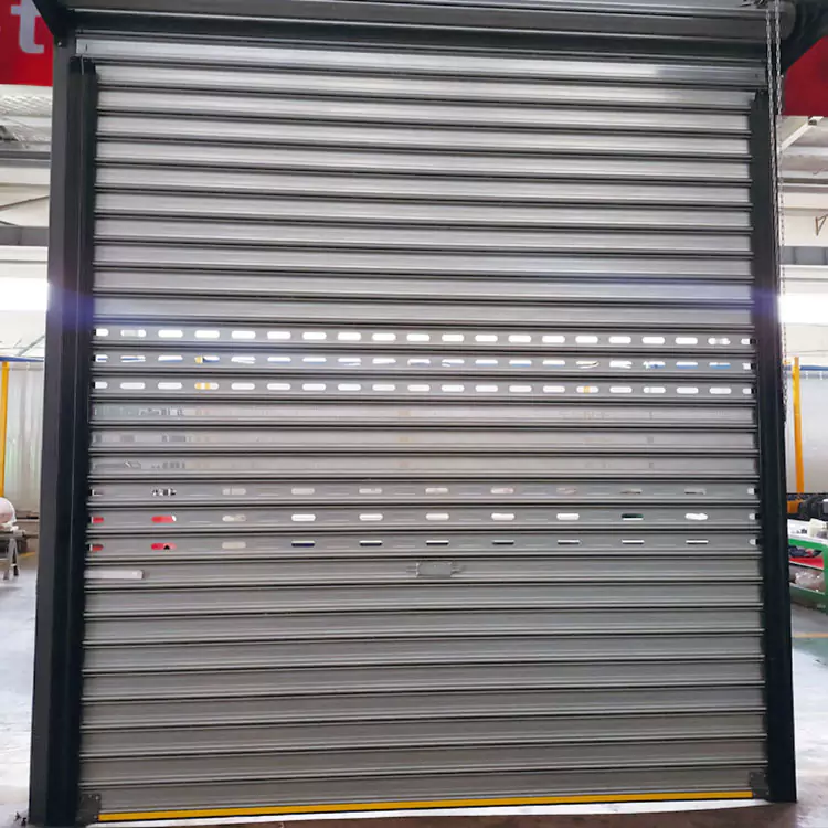 ¿Por qué la puerta enrollable de acero a prueba de viento es esencial para la seguridad industrial moderna?