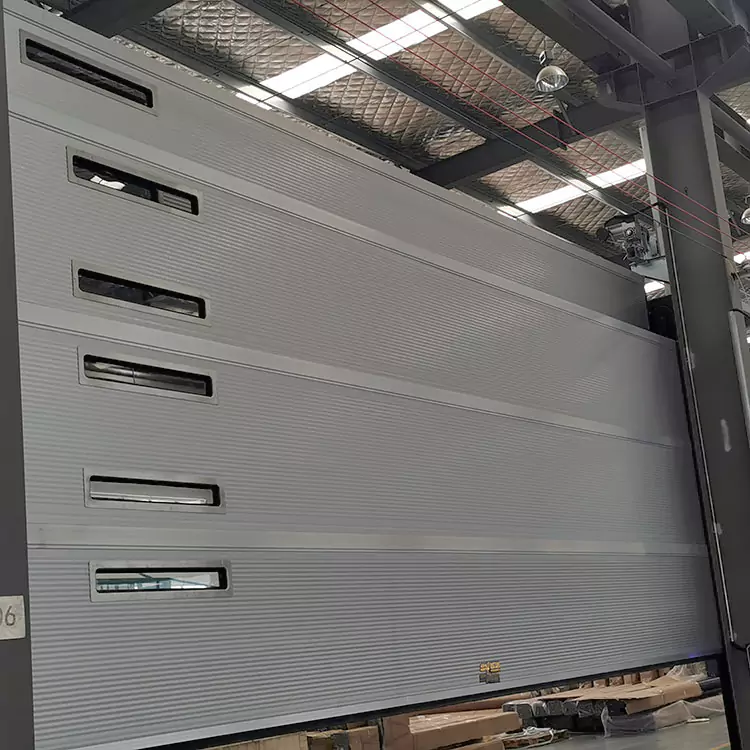 Puerta industrial apilable eléctrica de aleación de aluminio