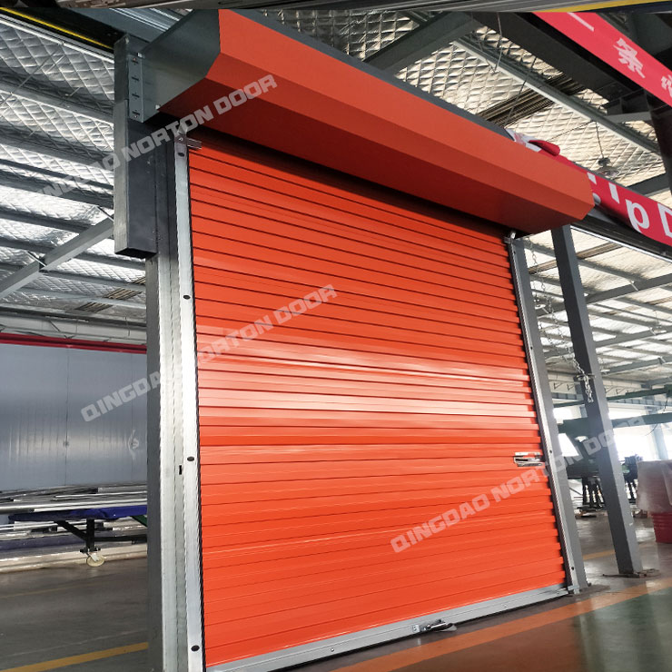 Puerta de rodadura manual con compartimento